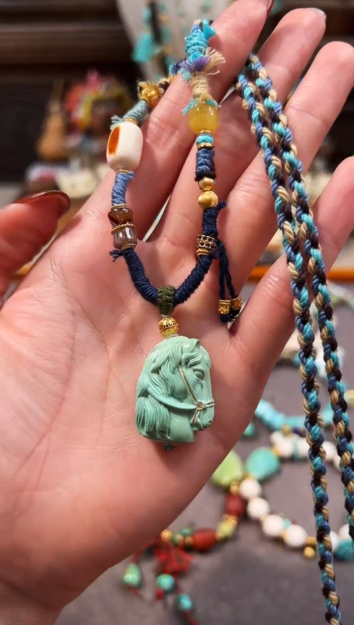 18K金镶嵌绿松石颈饰马首项链