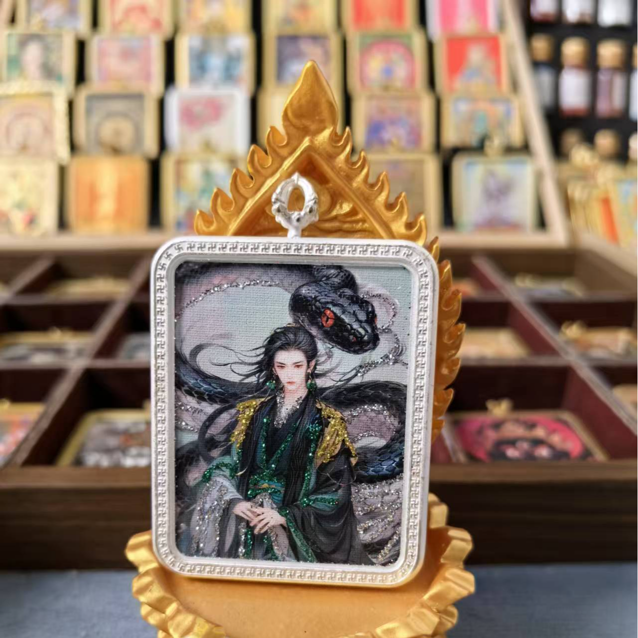 手工描金唐卡小蛇蟒蟒蟒仙娘娘手绘加描金吊坠纯铜嘎乌壳唐卡吊坠