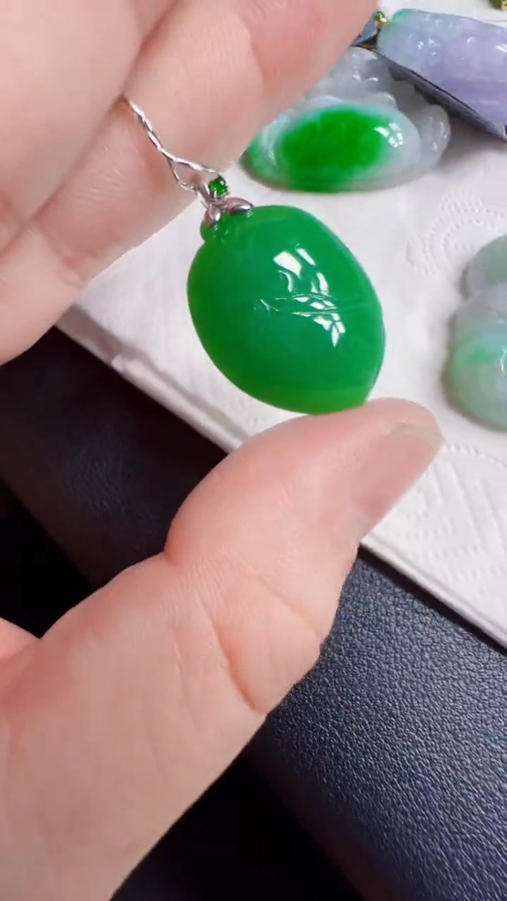 颈饰18K金镶嵌翡翠瓜