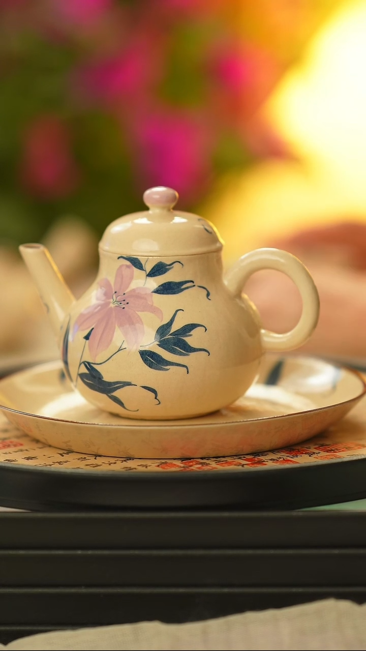 【闪购商品】茶壶米黄色 梨形壶eertyuiop