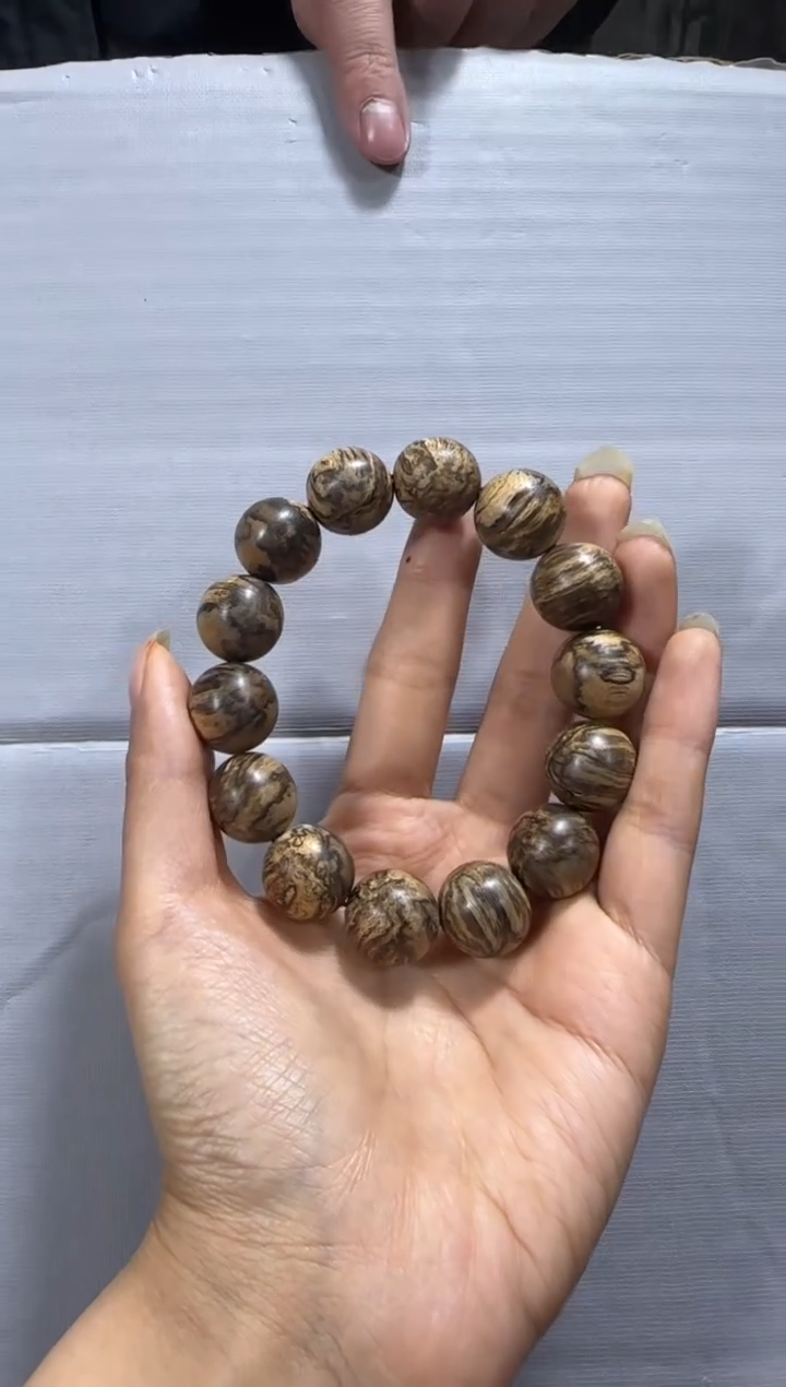 【闪购商品】沉香手串芽庄28老料1.6单圈多样性发货发其一