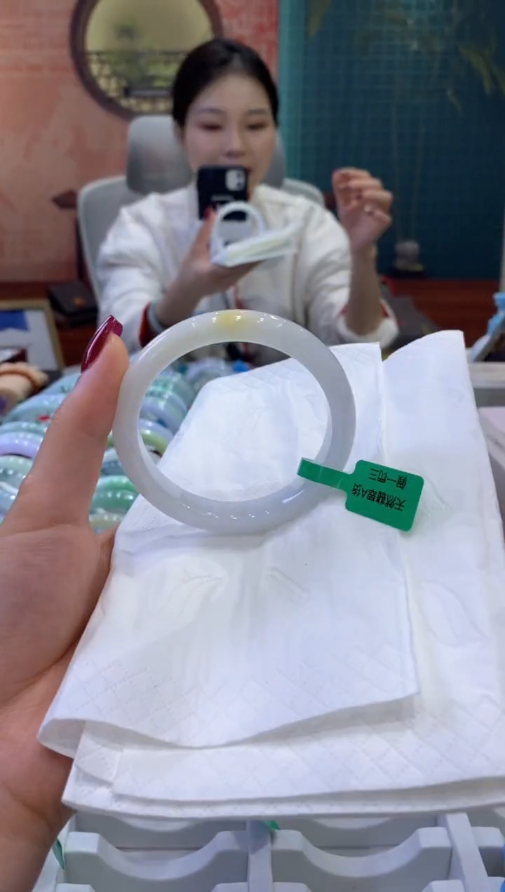 【闪购商品】翡翠手镯未镶嵌多人00945