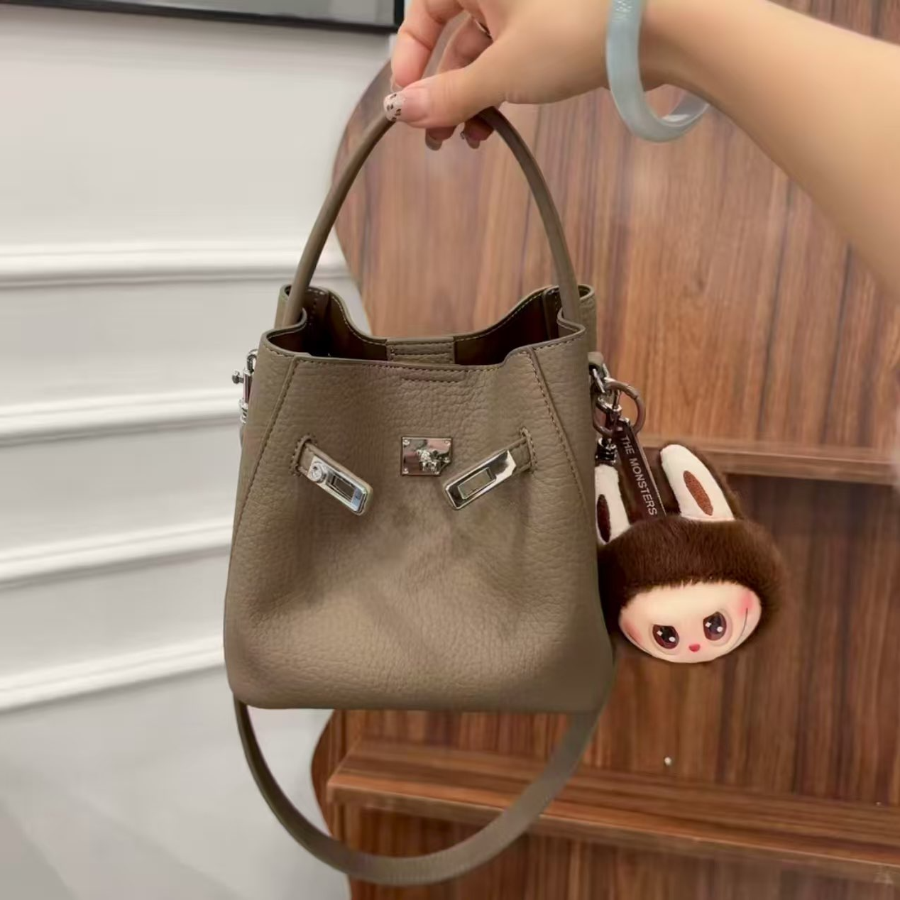 秋冬新款凯莉水桶斜挎手提包女时尚百搭简约潮流经典包包单肩肩包