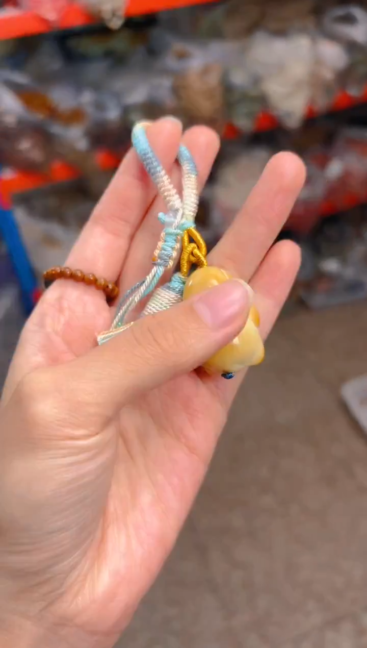 吊坠菩提根/象牙果蓝色绳子挂件 黄色兔