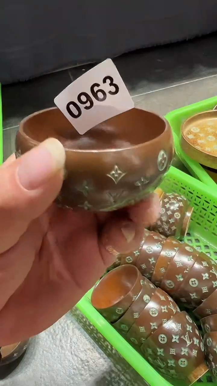 龙泉窑老花波形杯微瑕09632