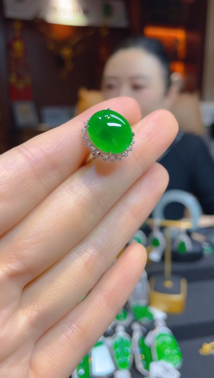 【闪购商品】翡翠戒指18K金镶嵌115124天然A货翡翠蛋面戒指