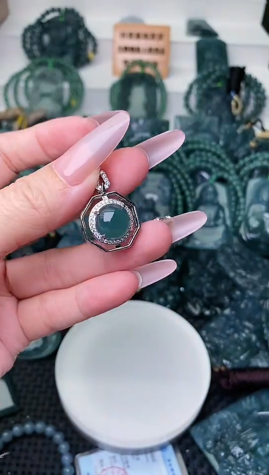 颈饰未镶嵌翡翠 