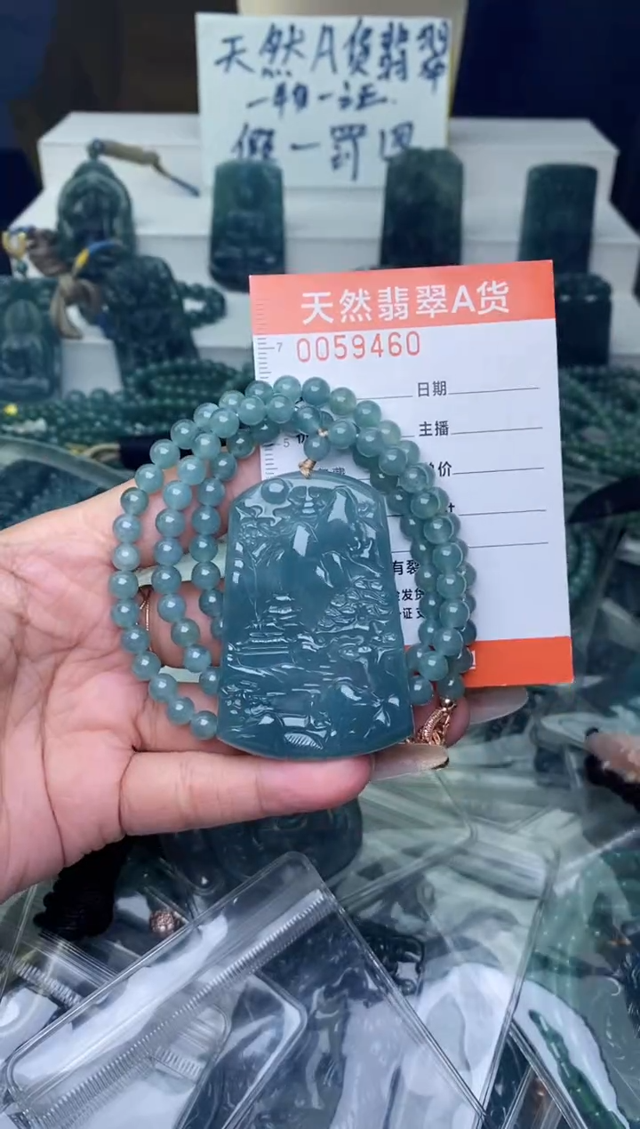 翡翠未镶嵌颈饰          