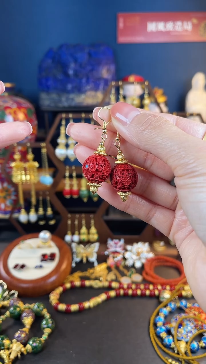 【闪购商品】红红满雕工设计师款耳钩