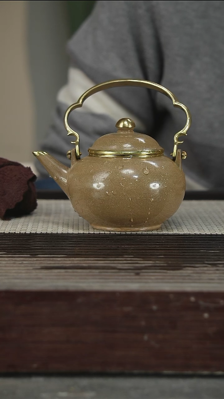 茶壶紫砂东**庐水磨包金，独孔320CC