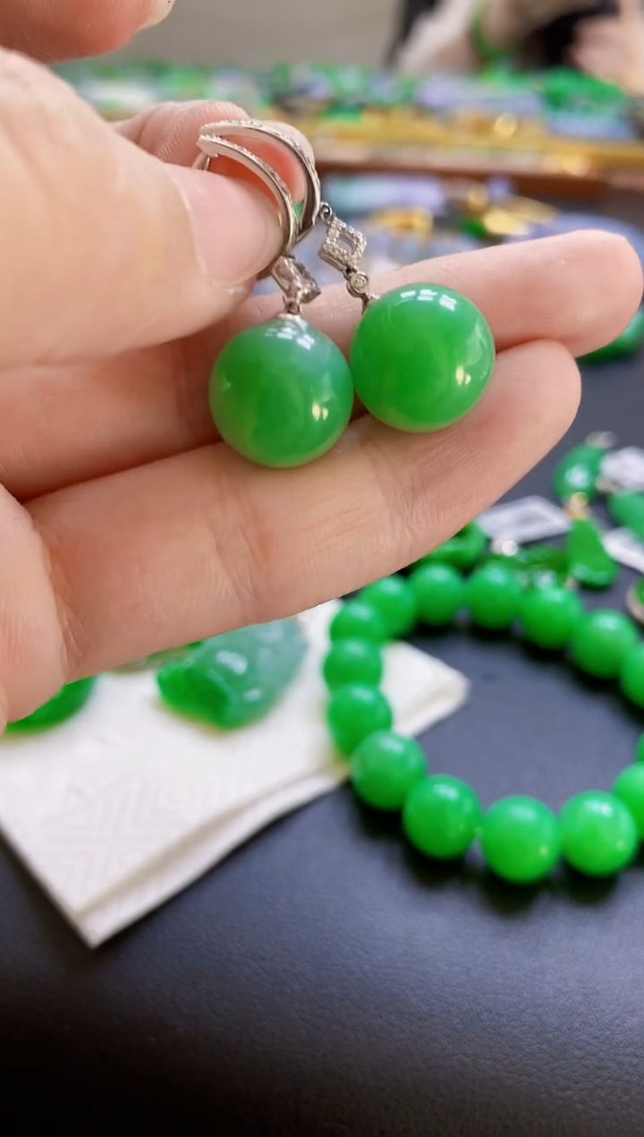 翡翠18K金镶嵌颈饰耳包