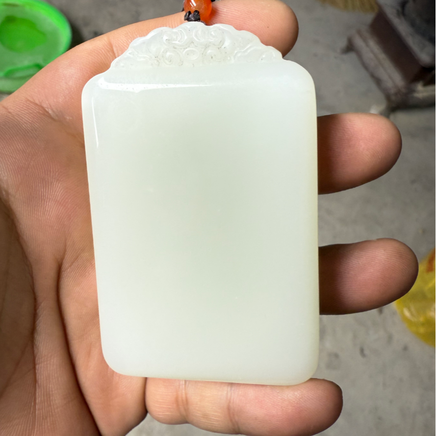 新疆和田玉无事牌吊坠