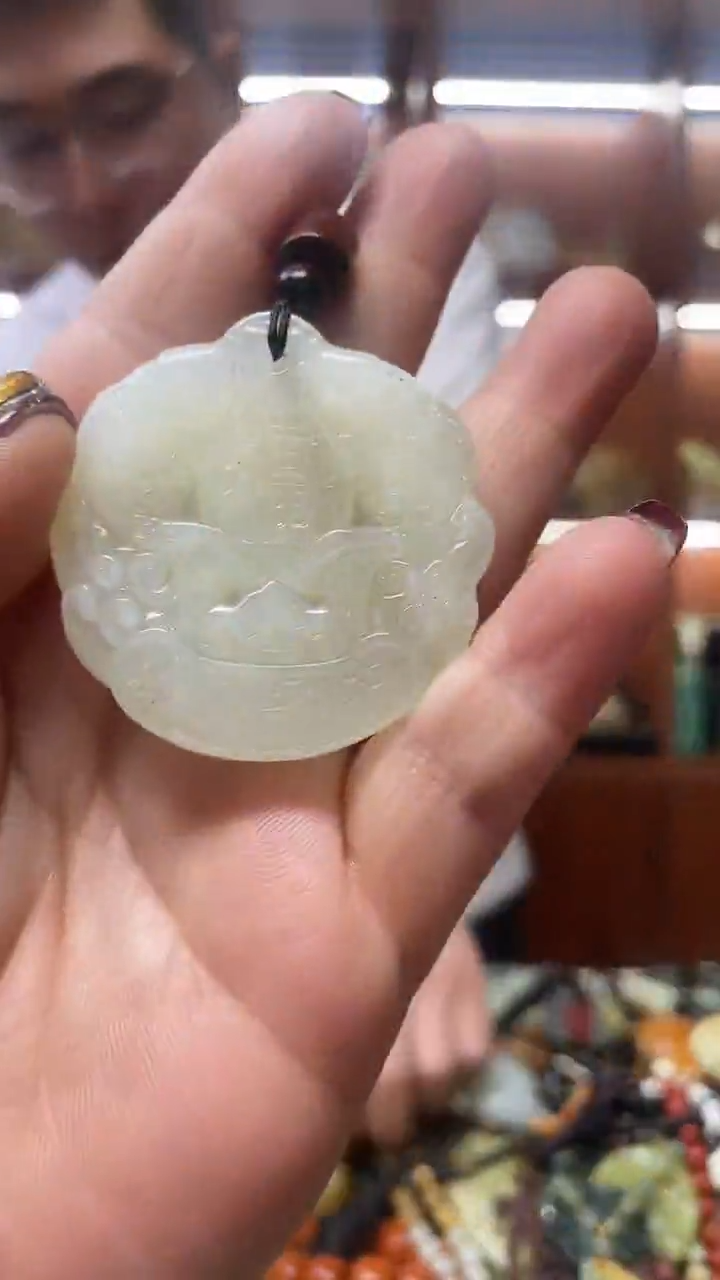 未镶嵌蛇纹石玉吊坠    