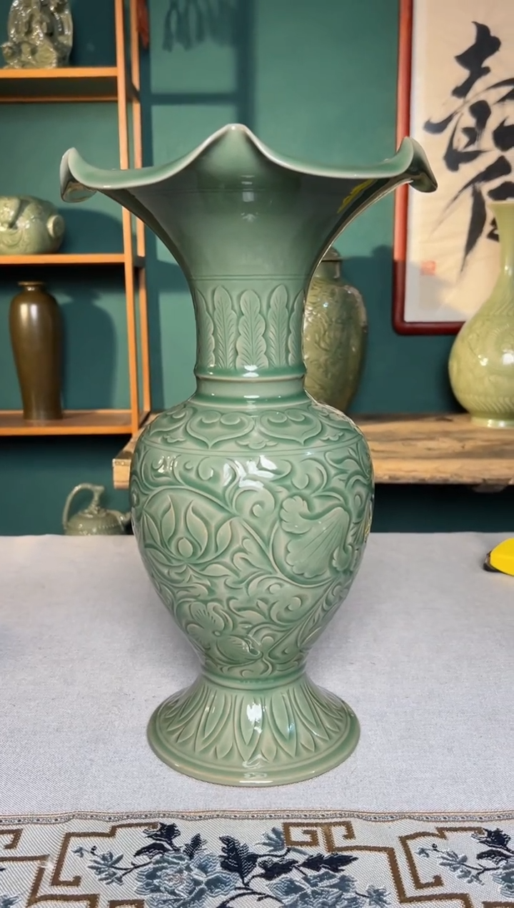 【闪购商品】其他纯手工秘色缠枝莲纹花口凤尾尊