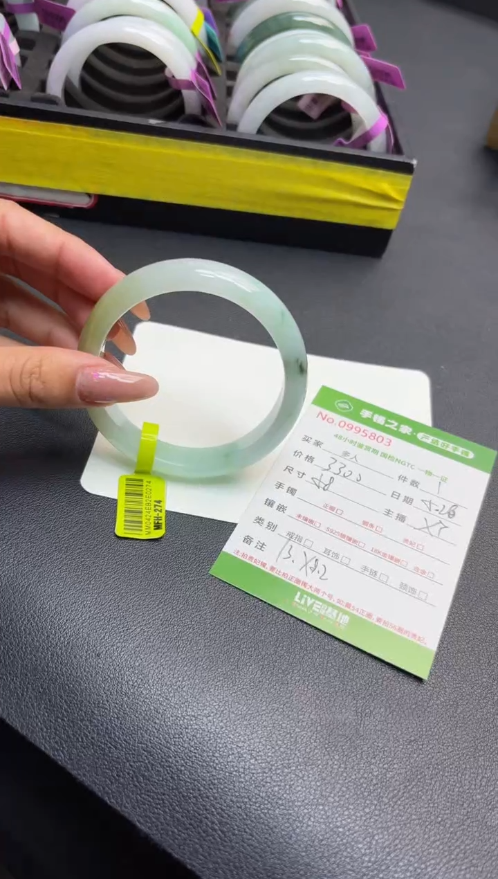 翡翠手镯未镶嵌多人