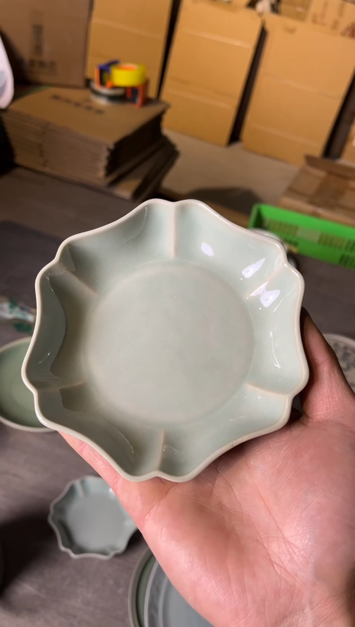 【闪购商品】瓷微瑕天青素面小花口骨碟1个