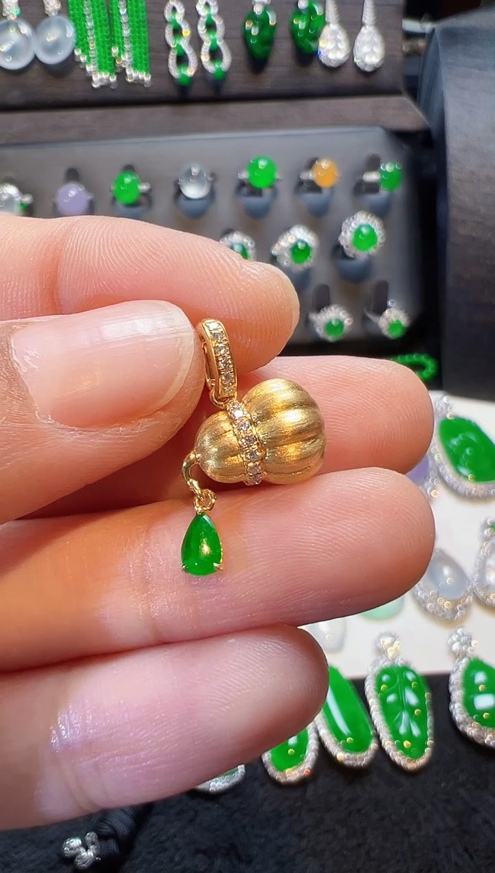 翡翠18K金镶嵌吊坠(不含链)帝王绿水滴葫芦吊坠