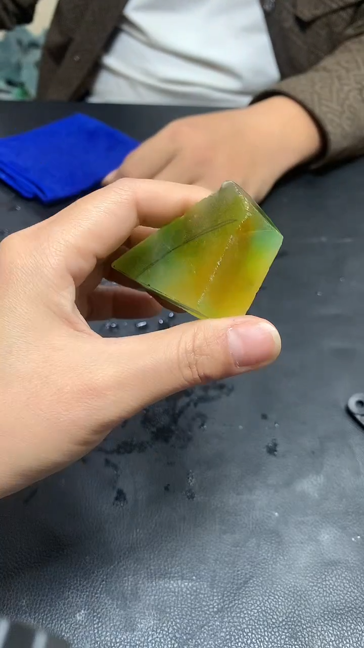 玉冰黄加绿边角毛坯