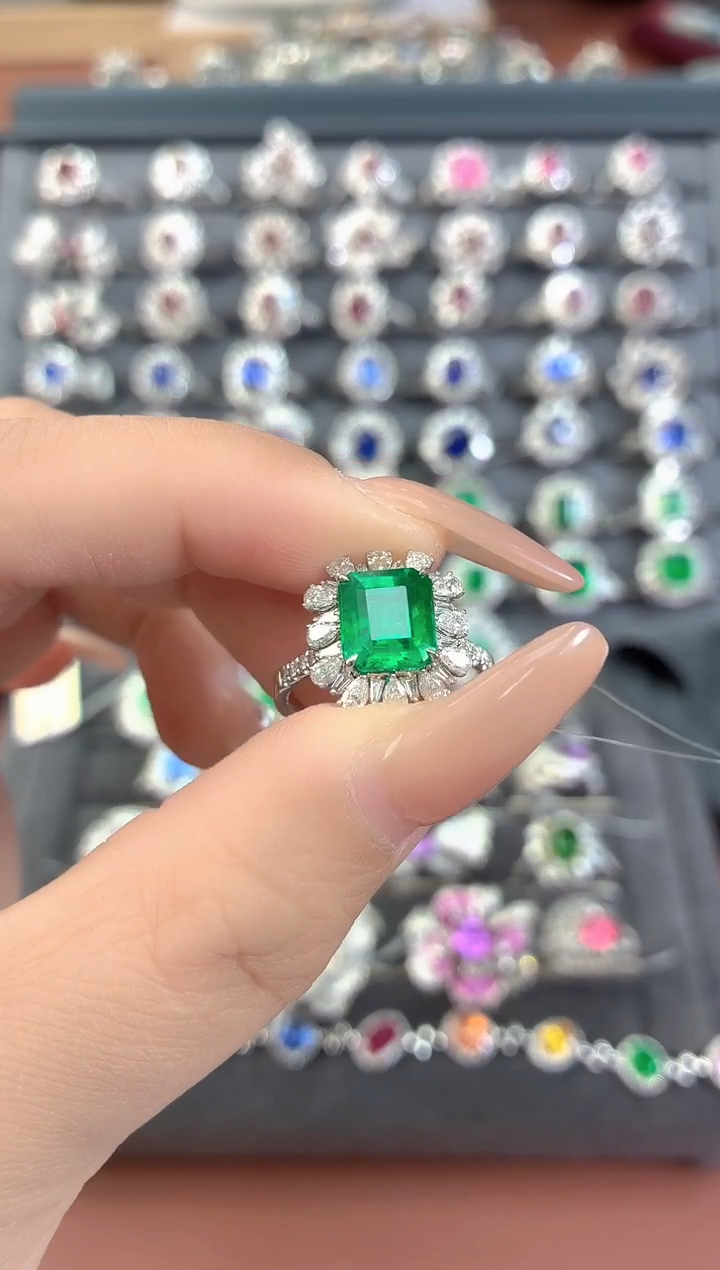 18K金镶嵌戒指祖母绿-2.6克拉