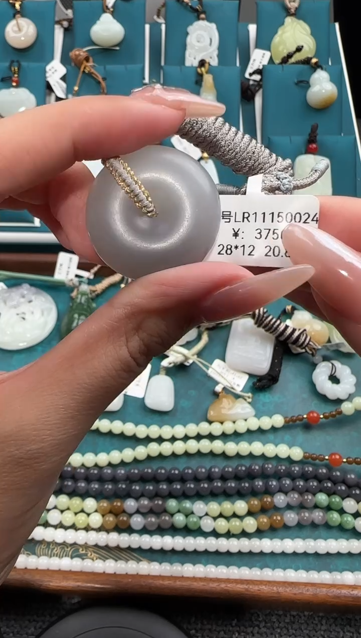 颈饰未镶嵌和田玉吊坠 LR