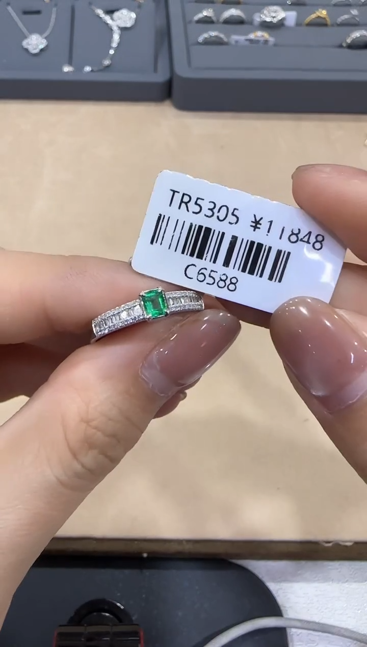 【闪购商品】祖母绿/18K金镶嵌梯方戒臂