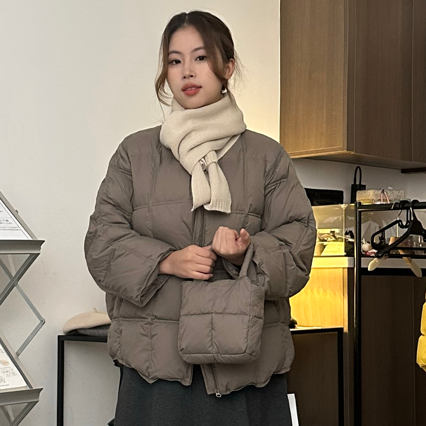 云朵蓬松保暖90白鸭绒圆领格子带包包休闲羽绒服