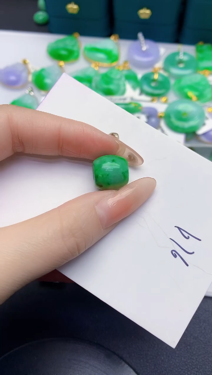 颈饰未镶嵌翡翠缅甸天然翡翠A货