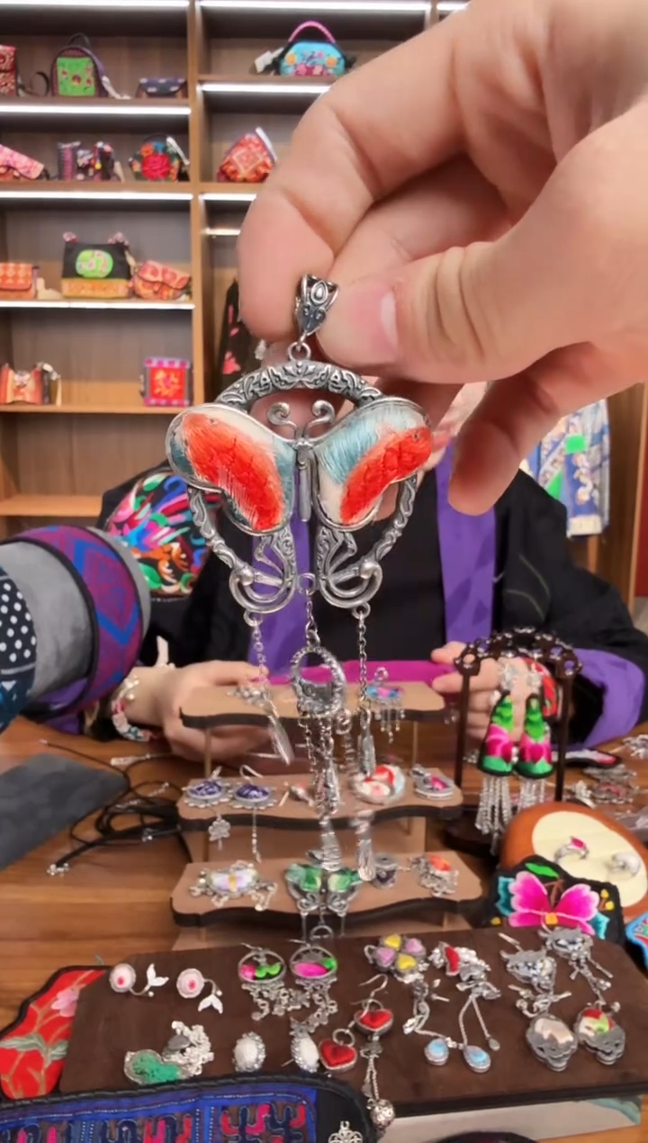 【闪购商品】织绣133蒙阿苏苗绣传承