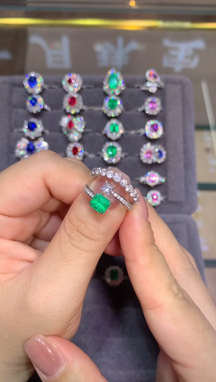 18K金镶嵌戒指祖母绿1CT