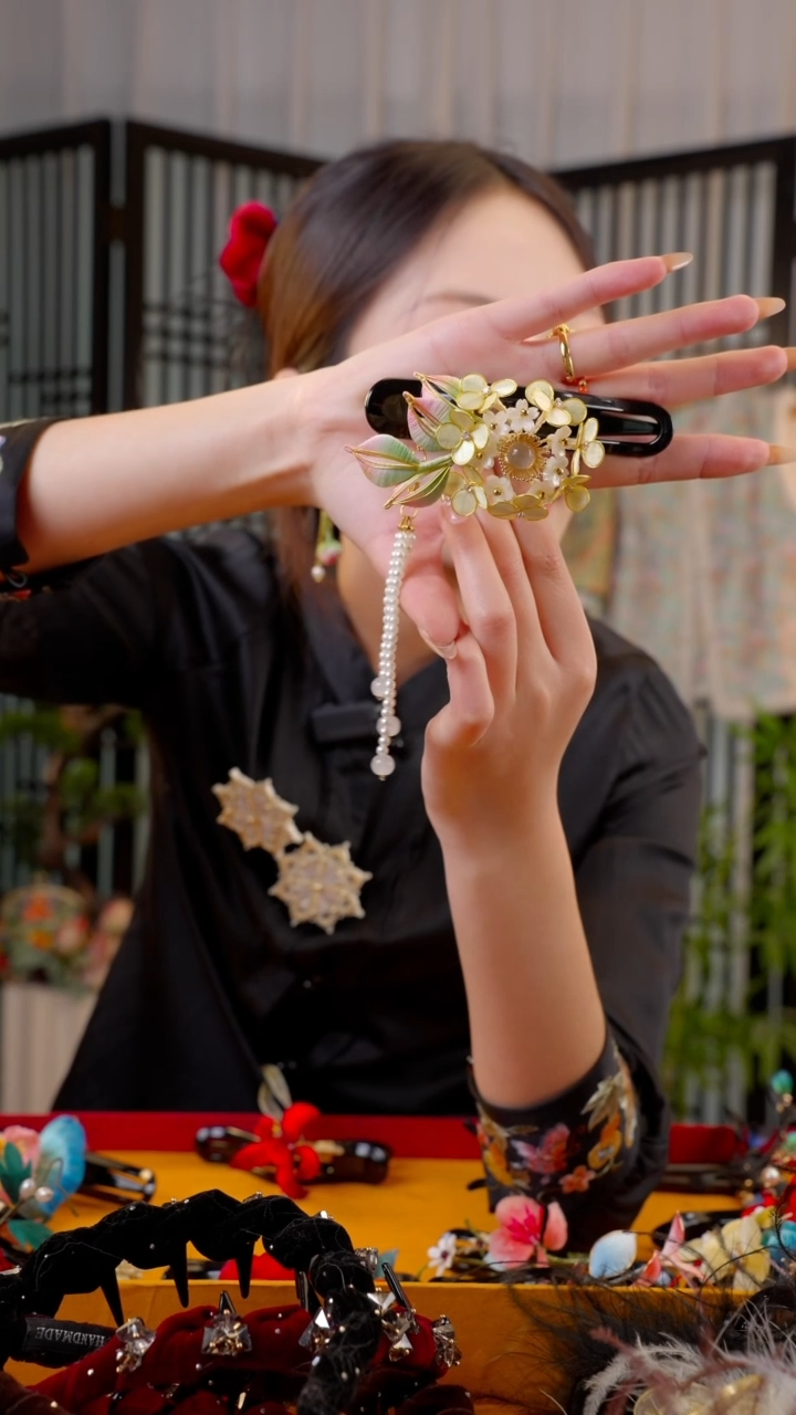 刺绣非遗手工饰品