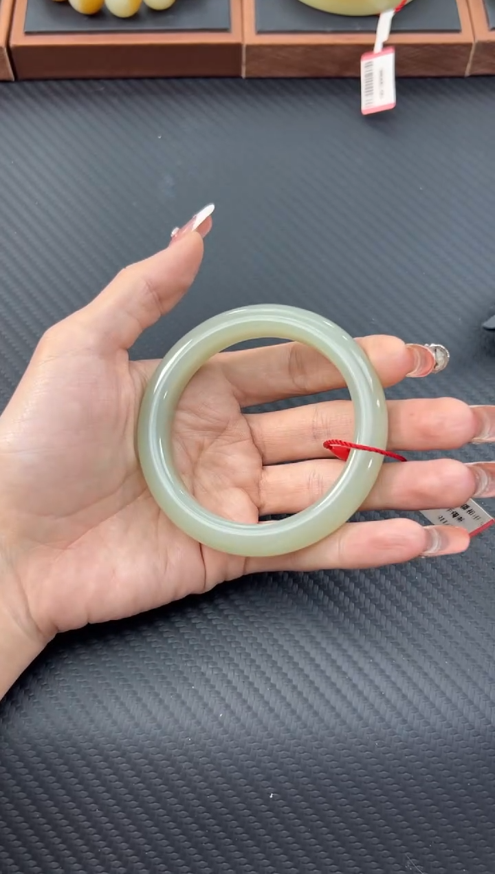 【闪购商品】和田玉手镯未镶嵌且末微色差近矿57+手镯