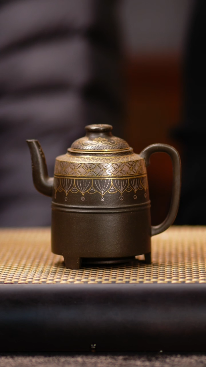 TZP58碧玉砂金银措云鼎壶