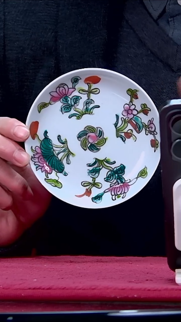 粉彩花卉小蝶一个