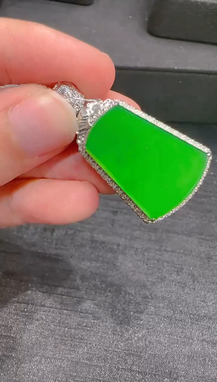 【闪购商品】翡翠吊坠(赠链)18K金镶嵌天然翡翠A货