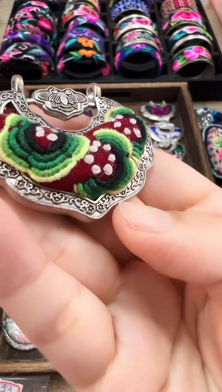 织绣云织谣老绣饰品103