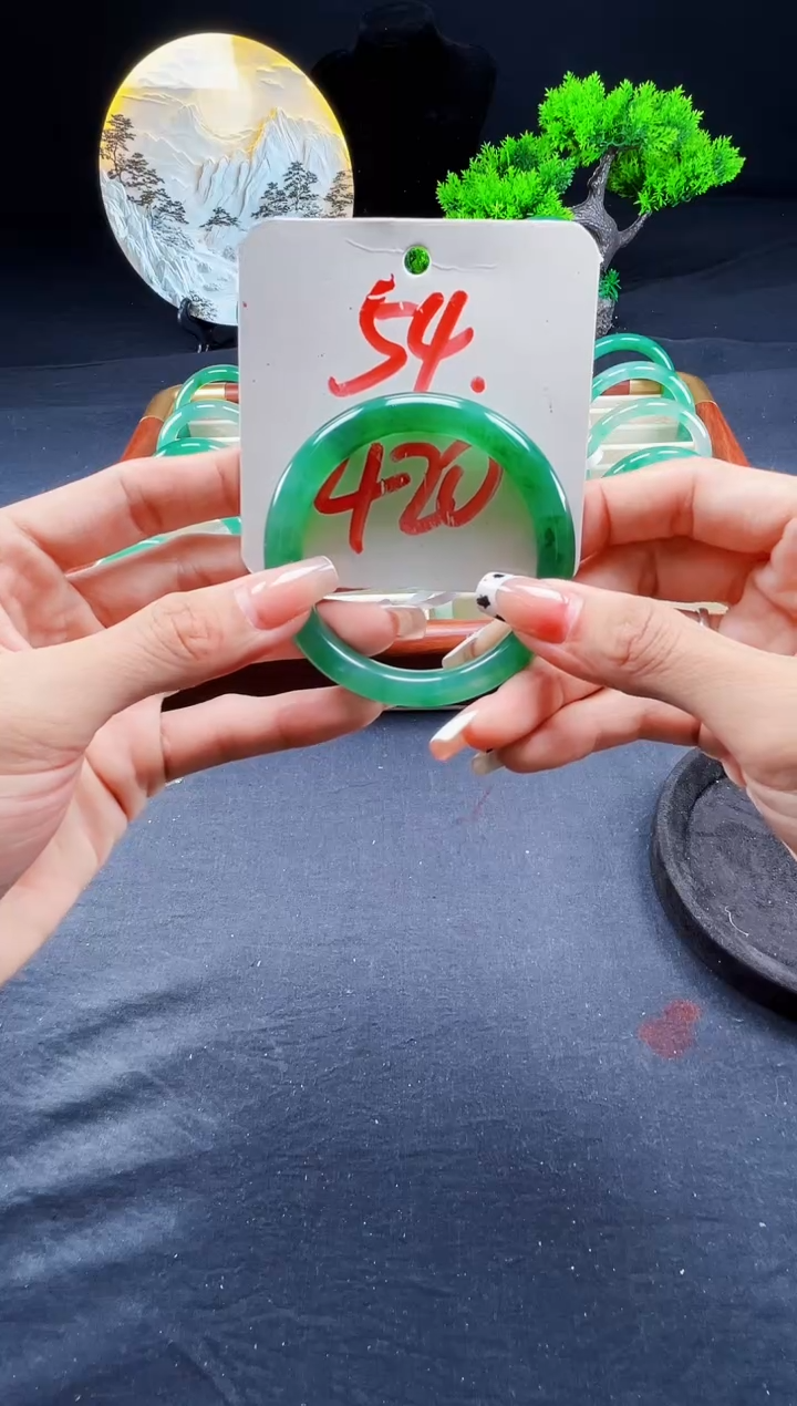 未镶嵌手镯石英质玉（非洲翠）手镯