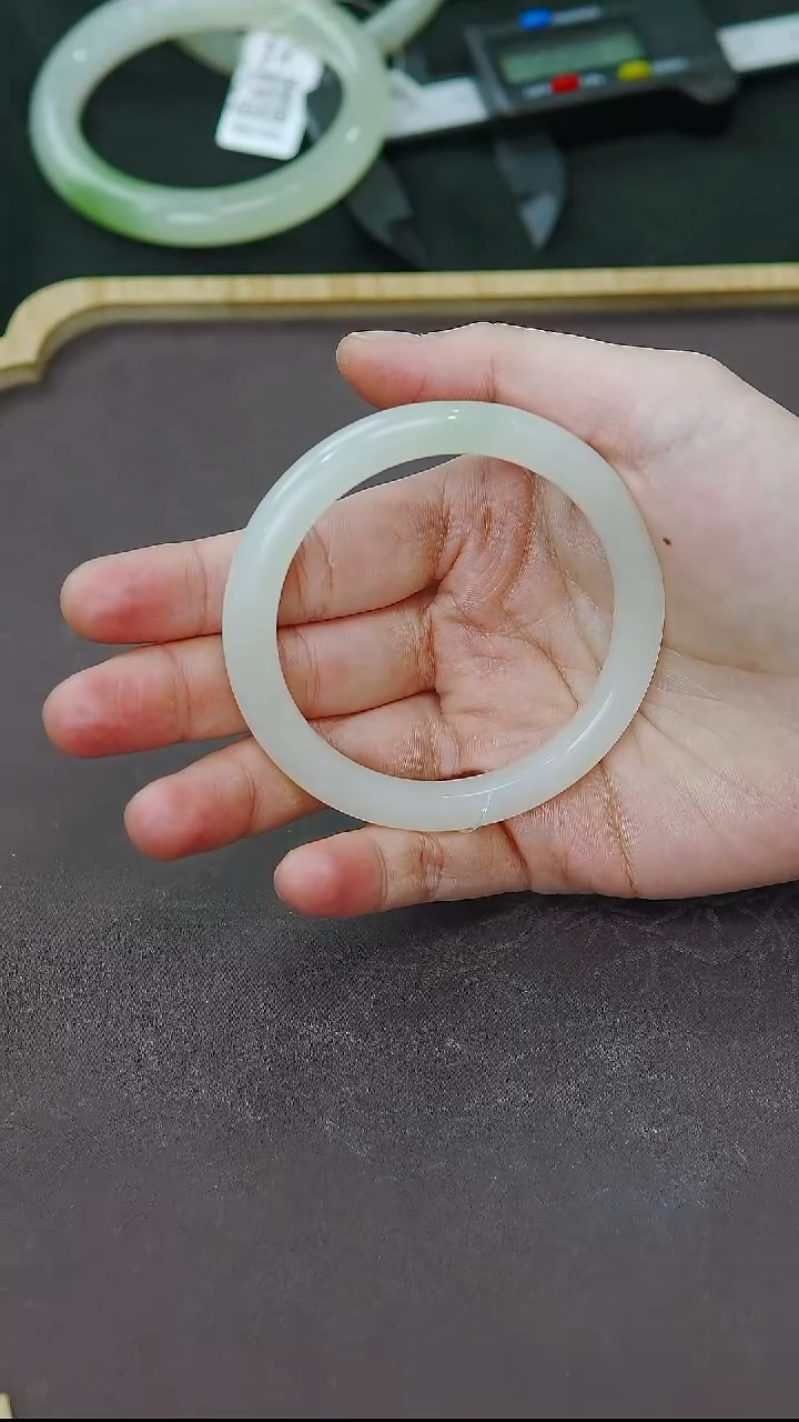 未镶嵌手镯和田玉叫*姐53-54圈口小正装白底翠