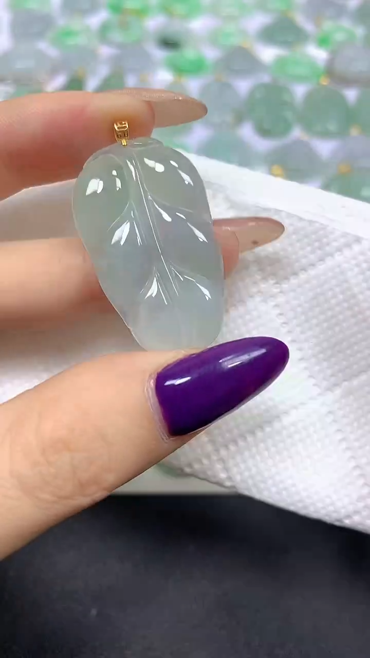 颈饰18K金镶嵌翡翠 