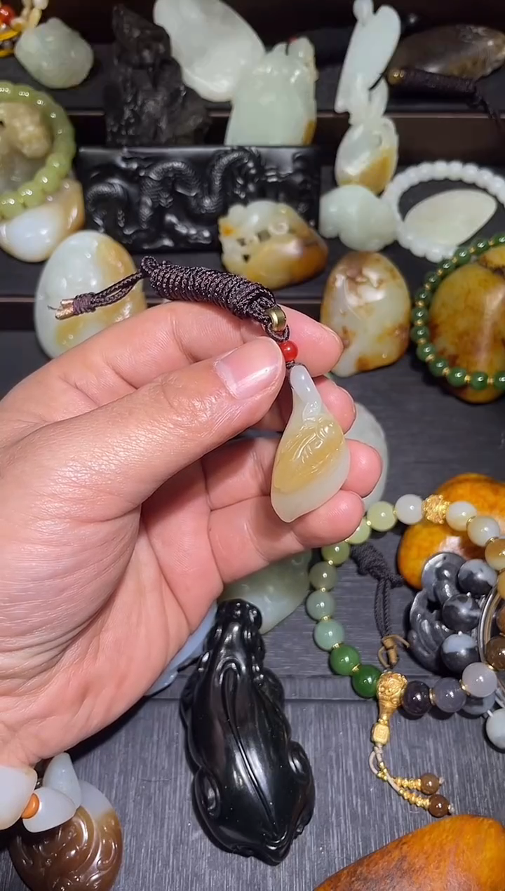 吊坠(赠链)未镶嵌和田玉（糖玉）老巴沙料一鸣惊人