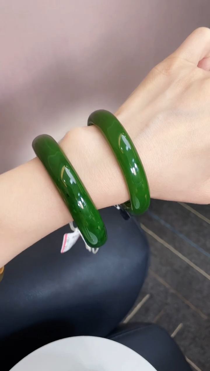 和田玉手镯未镶嵌多样性发一/圈口54-62/带微红皮