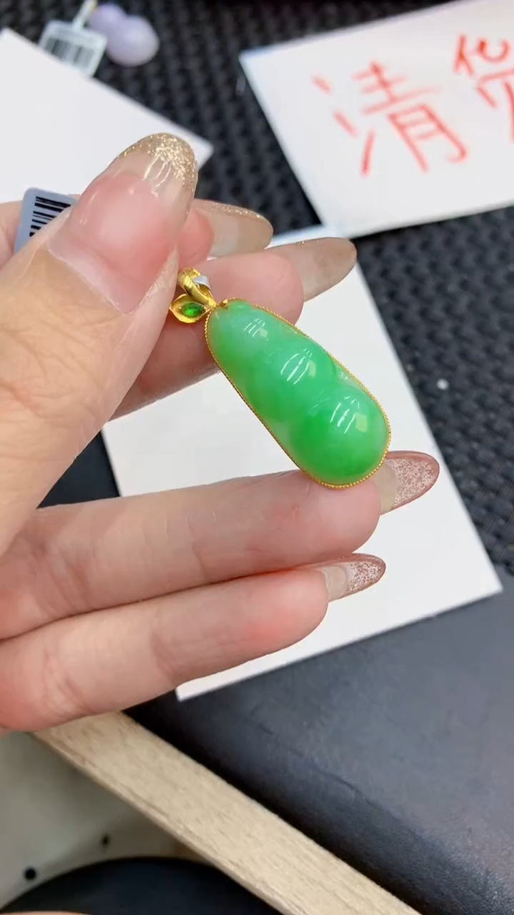 翡翠18K金镶嵌颈饰             8