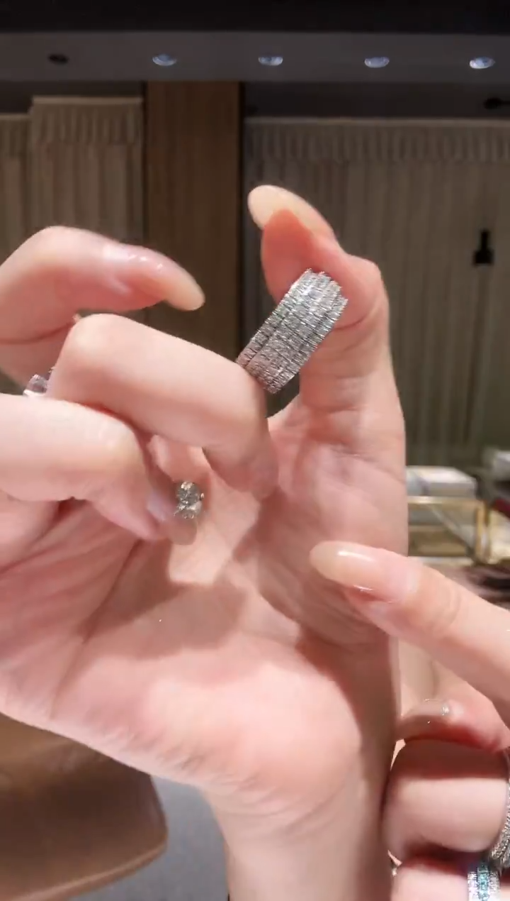 18K金镶嵌戒指钻石旋转