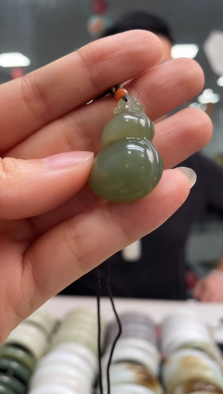 和田玉未镶嵌颈饰葡萄肉宝相葫芦吊坠随机发一件