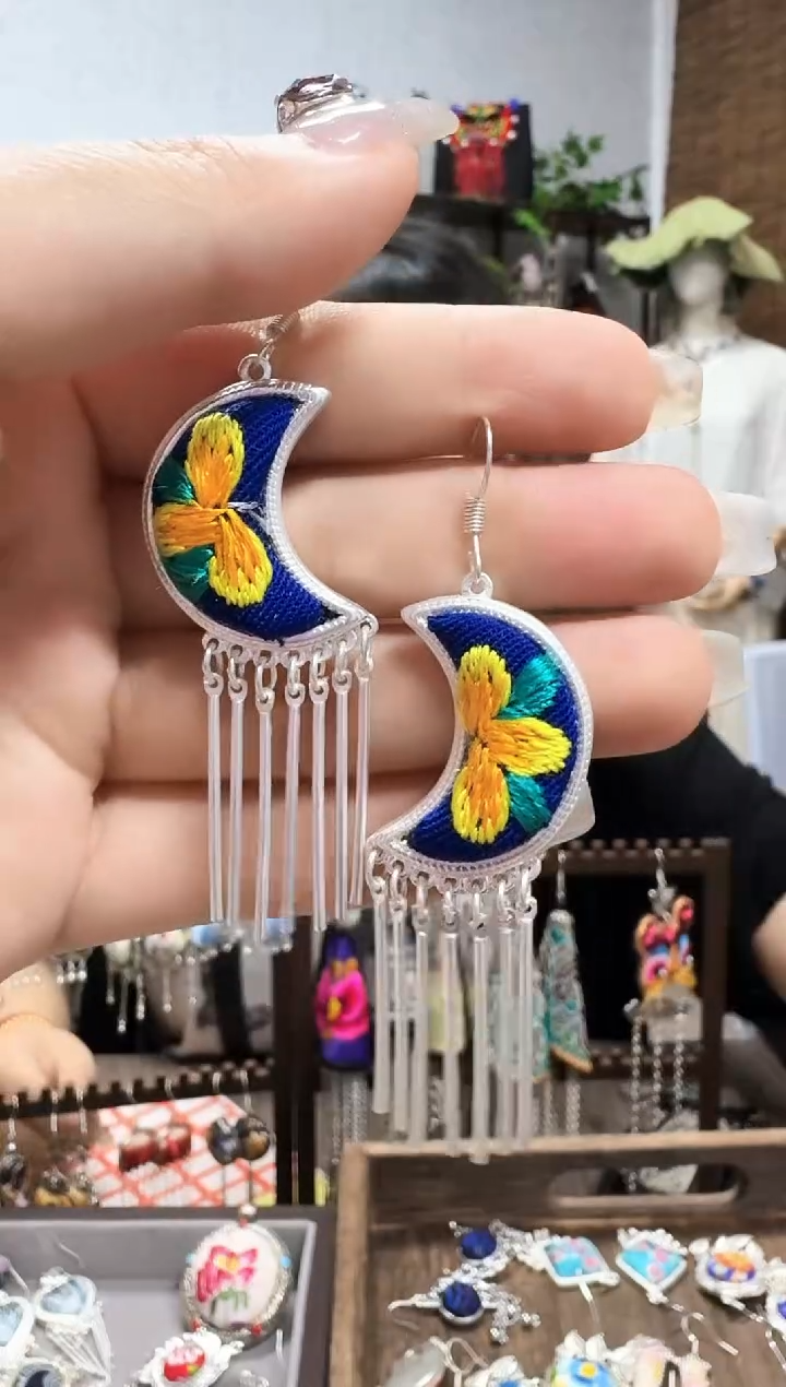 织绣云织瑶非遗老绣饰品719