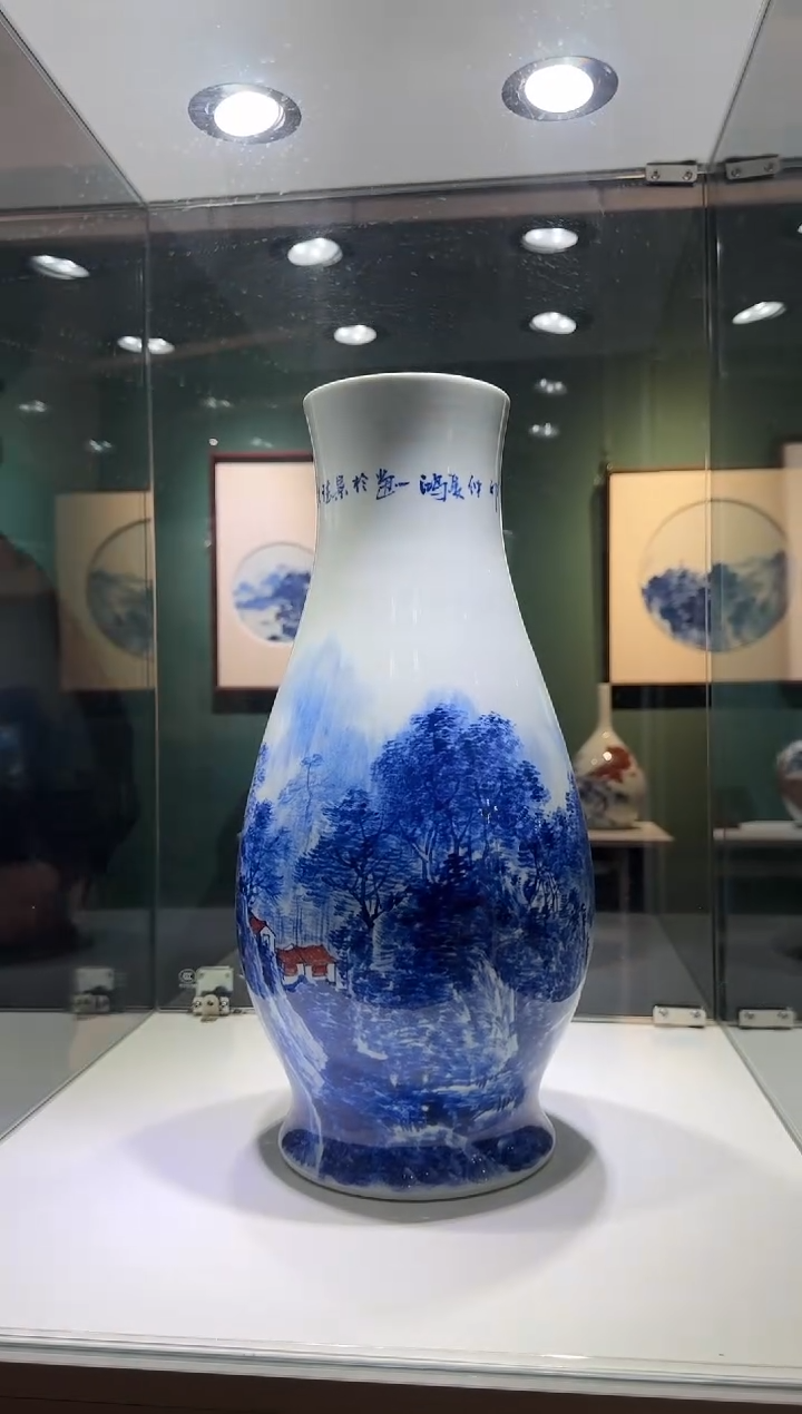 【闪购商品】瓷片刘锦洪老师青花山水福筒瓶1带收藏证书