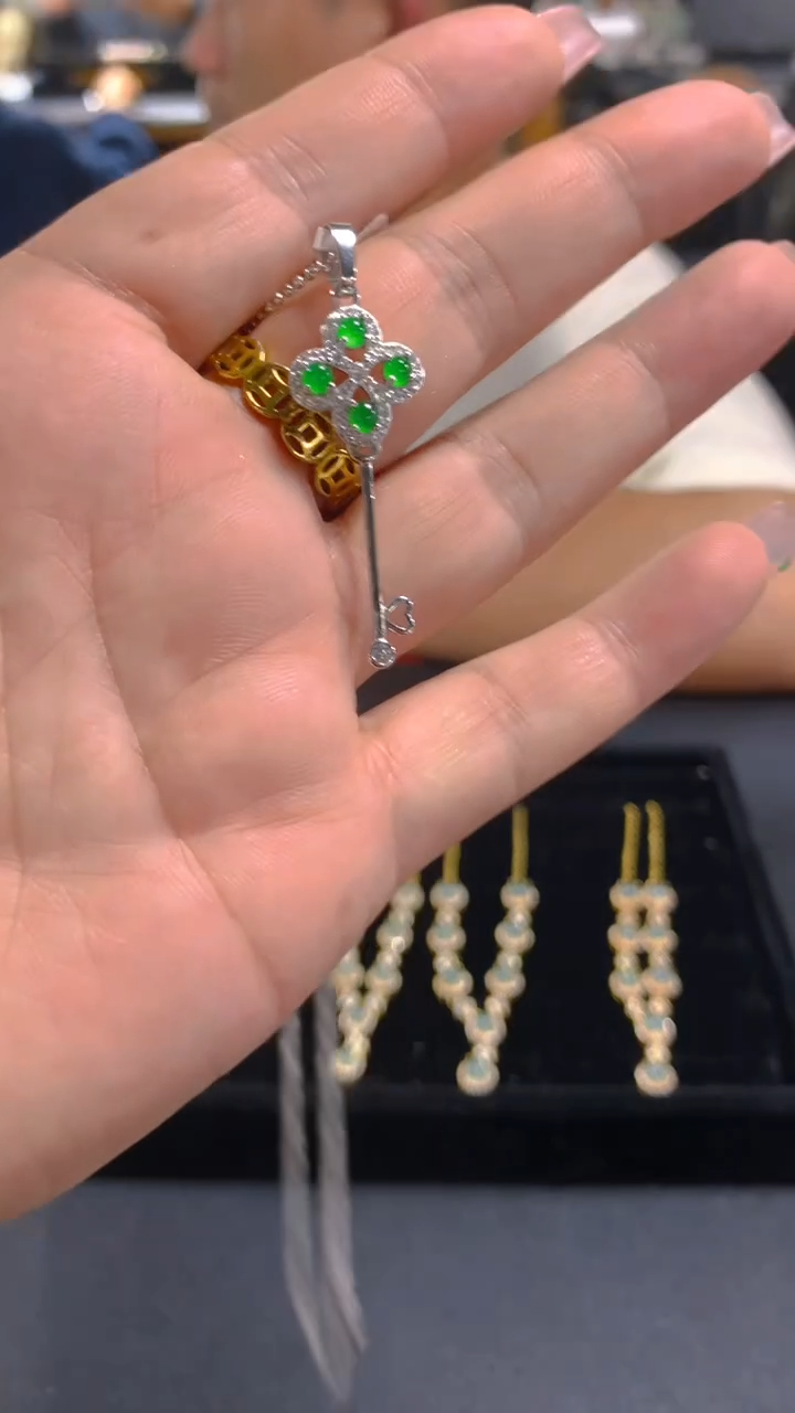 【闪购商品】翡翠吊坠(赠链)未镶嵌0565237972多样性发其一