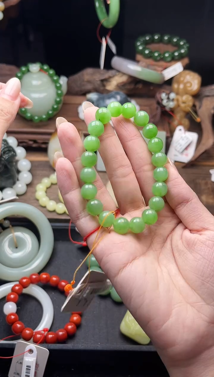 手串未镶嵌和田玉卡10乌兰海苹果绿 圆珠9003097