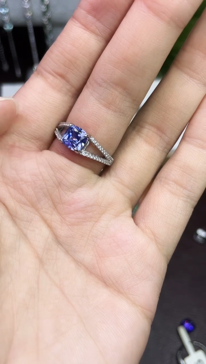 合金颈饰合成钻石蓝宝戒指