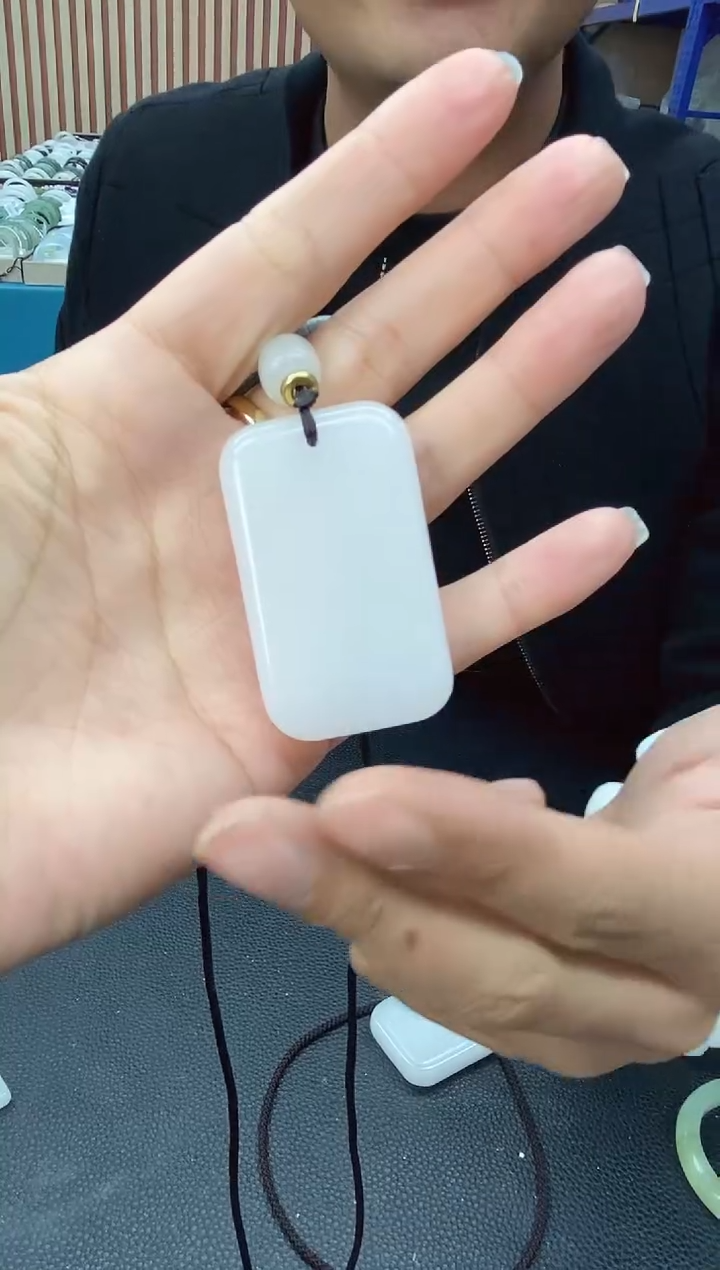 颈饰合金石英质玉（金丝玉）无事牌