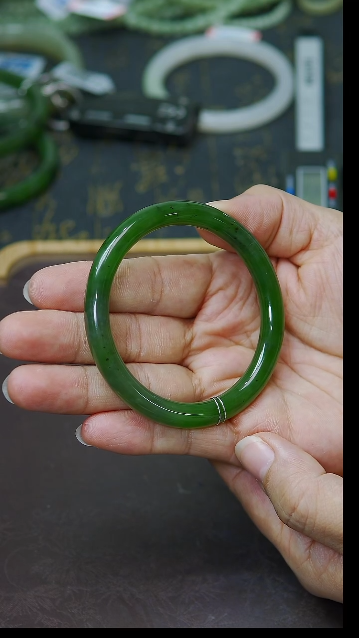 未镶嵌手镯和田玉57圈口 碧玉手镯